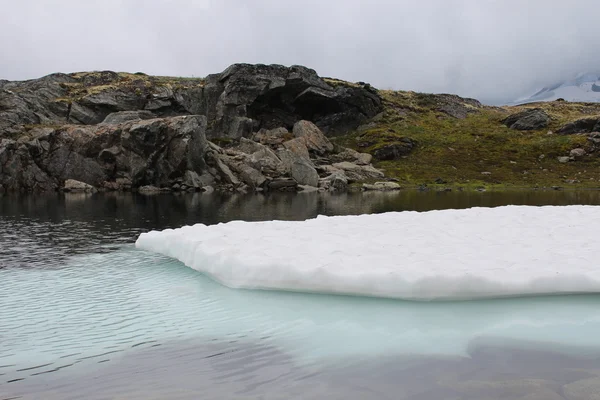 Dalle de neige sur le lac et son reflet . — Photo