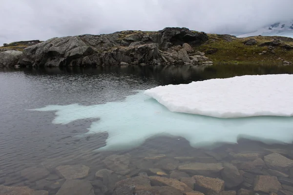 Снігова плита на озері та її відображення . — стокове фото