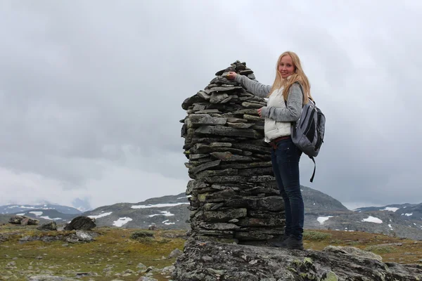 氷河の上の若いブロンドの女性。ノルウェーの山. — ストック写真