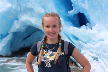 Nigardsbreen 'deki genç kadın, Norveç' teki buzullar.