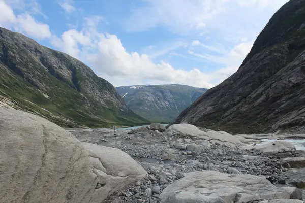 Bela paisagem da Noruega. Montanhas e rio . — Fotografia de Stock