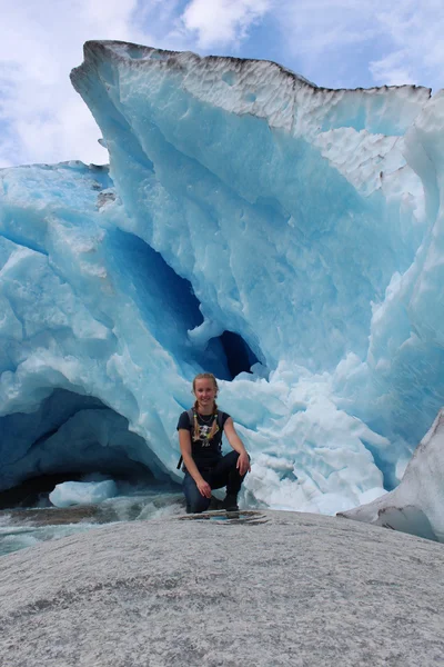 Jonge vrouw op de Nigardsbreen, gletsjer in Noorwegen. — Stockfoto