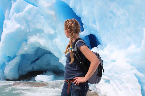 Молодая женщина на нигардсбрине, ледник в Норвегии . — стоковое фото