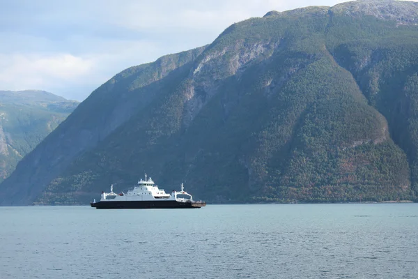 Een veerboot zweeft over fjord. — Stockfoto