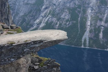 Troll dil (Sodd Trolltunga) Norveç'te popüler görüş yerlerden biri.