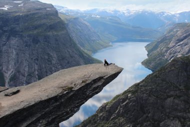 Troll dil (Sodd üzerinde genç kız Trolltunga).