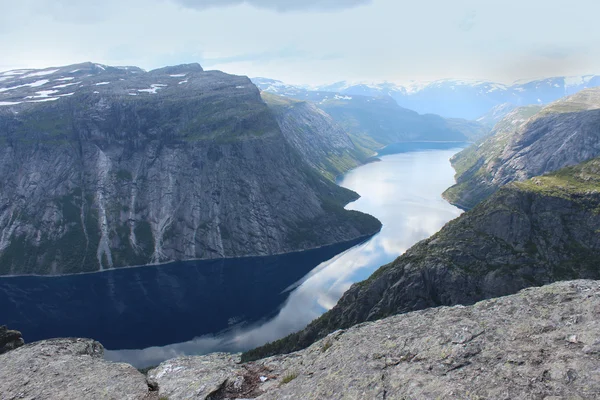 트롤의 혀 (norw. Trolltunga)는 노르웨이에서 인기 있는 광경 장소 중 하나. — 스톡 사진