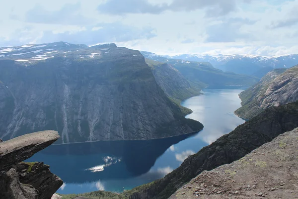 Trollzunge (norw. trolltunga) ist einer der beliebtesten Sehenswürdigkeiten in Norwegen. — Stockfoto