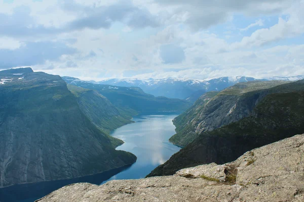 트롤의 가까이 혀 (norw. Trolltunga), 노르웨이에서 인기 있는 광경 장소 중 하나입니다. — 스톡 사진