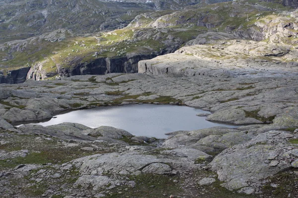 Lago na montanha. — Fotografia de Stock