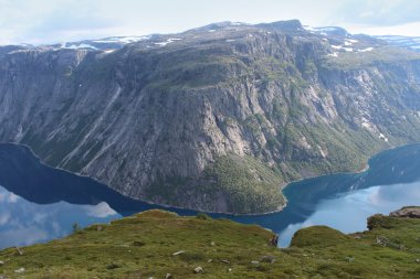 Bir göl çevrili dağlar.