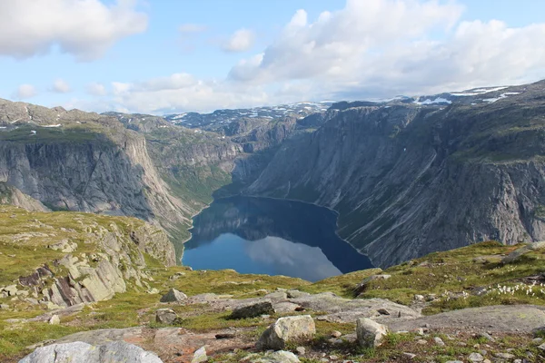 Um lago está cercado pelas montanhas . — Fotografia de Stock