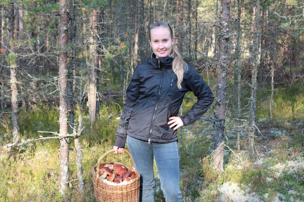 Ormandaki cèpes mantar bir sepet olan kadın
