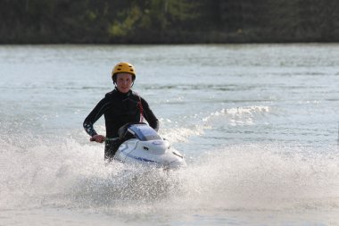 Jet ski üzerinde bir kız.