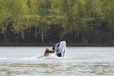 Jet ski aşağı bir adam düşmek.