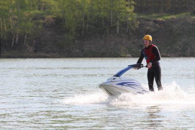 Jet ski üzerinde genç bir adam.