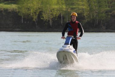 Jet ski üzerinde bir adam.