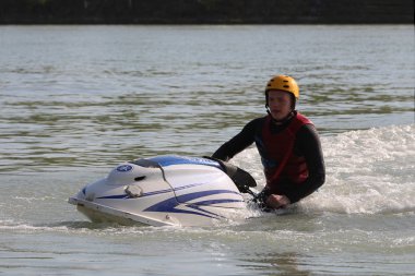 Jet ski üzerinde bir adam sit.