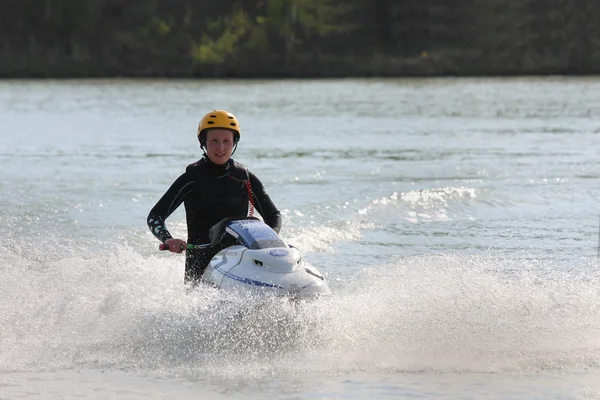 Jet ski üzerinde bir kız.