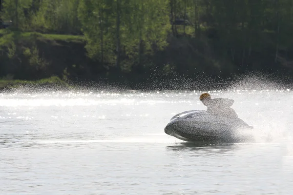 Mann fährt mit Jetski auf Verfolgungsjagd. — Stockfoto