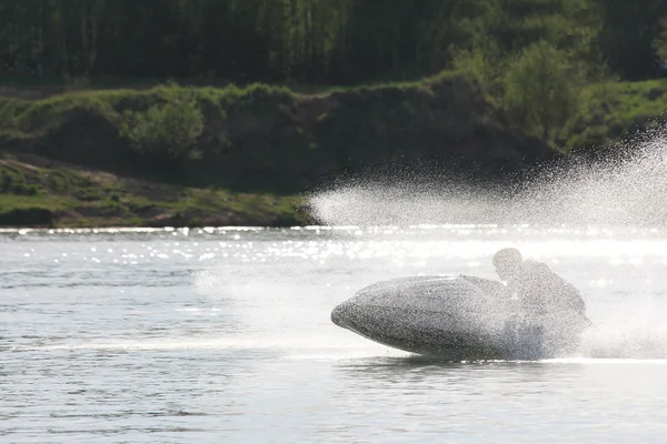 En man jaga på höghastighetståg på jet skidor. — Stockfoto