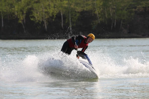 Muž stojí na jet ski. — Stock fotografie