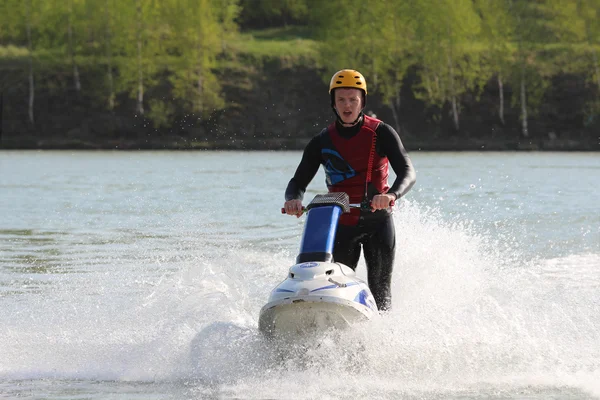 Een kerel op de jet-ski. — Stockfoto