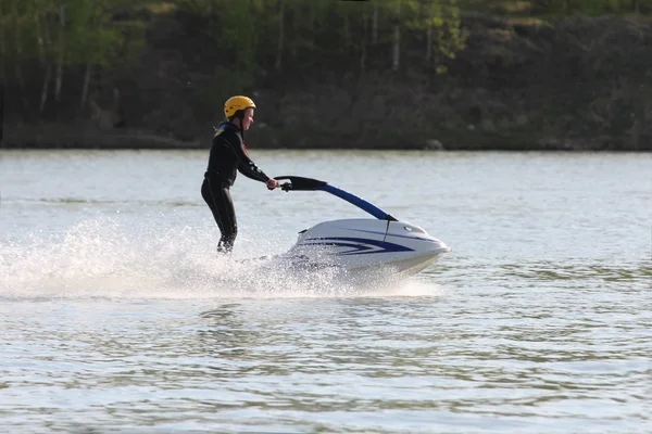 En tjej stå på jet ski. — Stockfoto