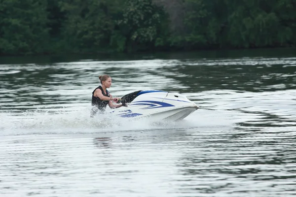 Een meisje op de jet-ski. — Stockfoto