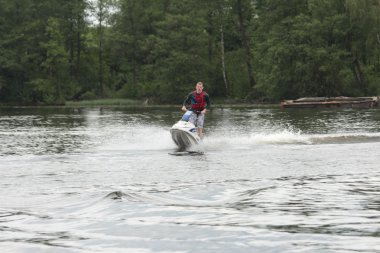 Eylem fotoğraf adam jet ski üzerinde.