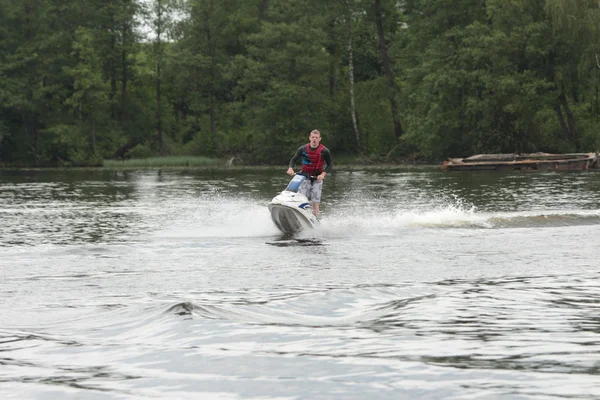 Actie foto Man op jet ski. — Stockfoto