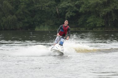 Eylem fotoğraf adam jet ski üzerinde.