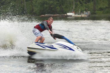 Eylem fotoğraf adam jet ski üzerinde.