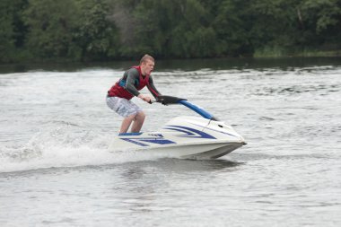 Eylem fotoğraf adam jet ski üzerinde.