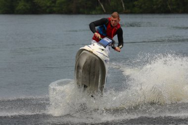 Eylem fotoğraf adam jet ski üzerinde.