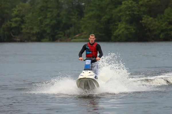 Acción foto hombre en moto acuática . — Foto de Stock