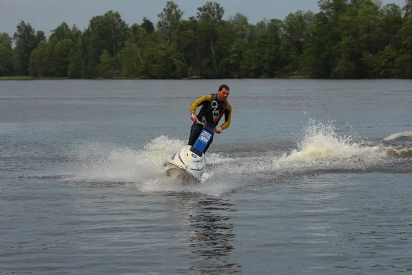 Actie foto Man op jet ski. — Stockfoto