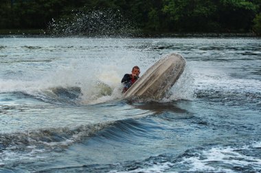 Jet ski bir adam düştü.
