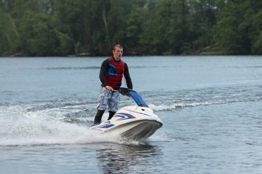 Eylem fotoğraf adam jet ski üzerinde.