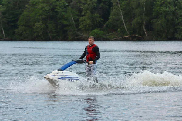 Actie foto Man op jet ski. — Stockfoto