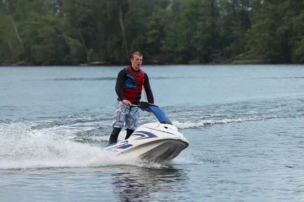 Actie foto Man op jet ski. — Stockfoto