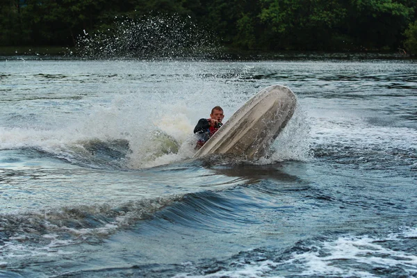 Um homem caiu do jet ski . — Fotografia de Stock