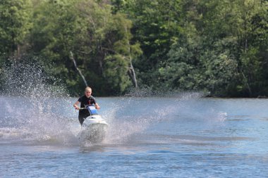 Jet ski üzerinde eylem fotoğraf genç kadın.