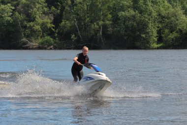 Jet ski üzerinde eylem fotoğraf genç kadın.
