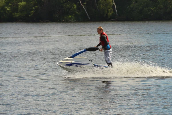 Actie foto Man op jet ski. — Stockfoto