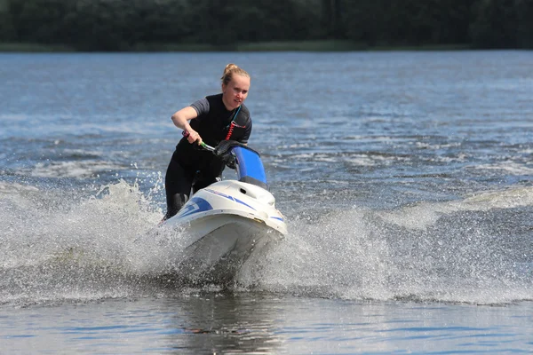 Actie foto meisje op jet ski. — Stockfoto