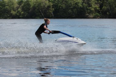 Jet ski üzerinde eylem fotoğraf genç kadın.