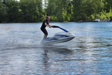 Jet ski üzerinde eylem fotoğraf genç kadın.