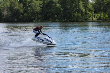 Jet ski üzerinde eylem fotoğraf adam. Atlama.