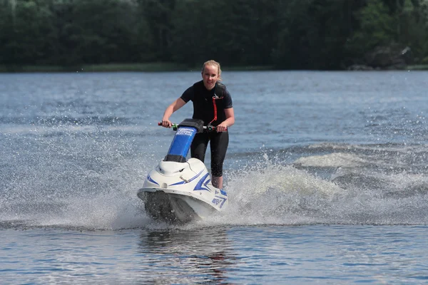 Jet ski üzerinde eylem fotoğraf genç kadın.